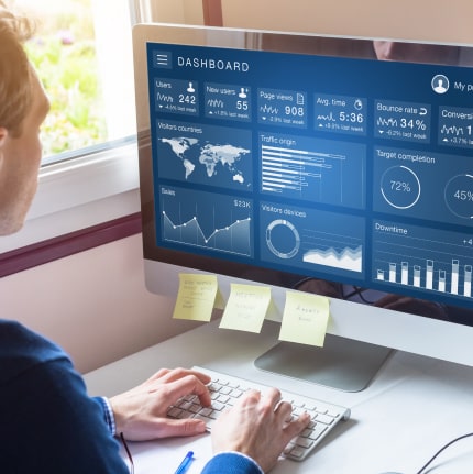 A social media marketing agency expert monitoring organic following on a dashboard